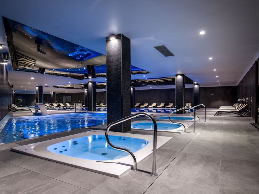 Kolam renang indoor, dengan kursi berjemur