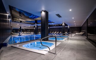 室内游泳池，10:00 至 22:00 开放，日光浴躺椅