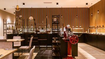 2 restaurantes: opção de café da manhã, almoço e jantar