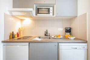 Apartament, no fumadors | Cuina privada | Frigorífic i utensilis de cuina, vaixella i coberteria 