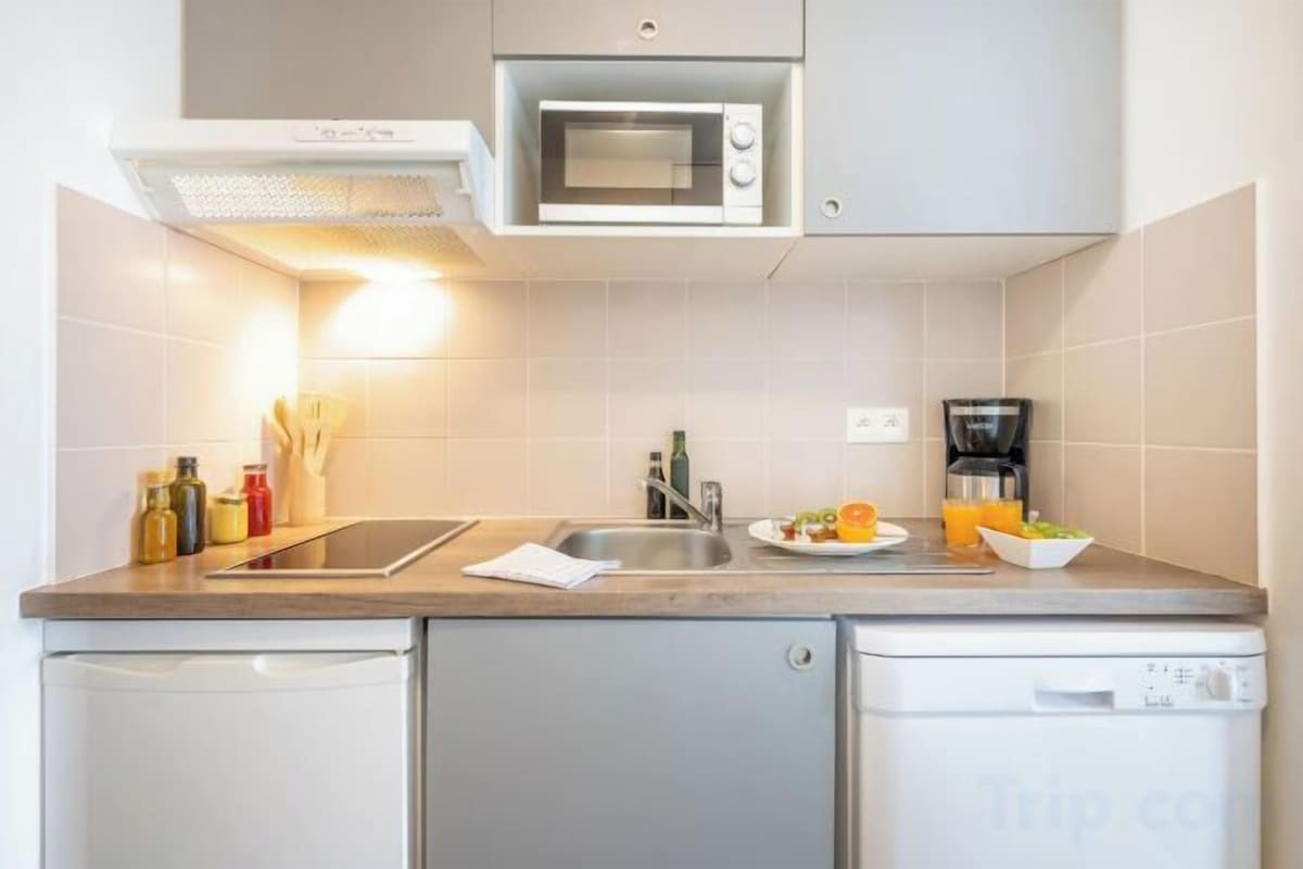 Private kitchen | Fridge, cookware/dishes/utensils, cleaning supplies