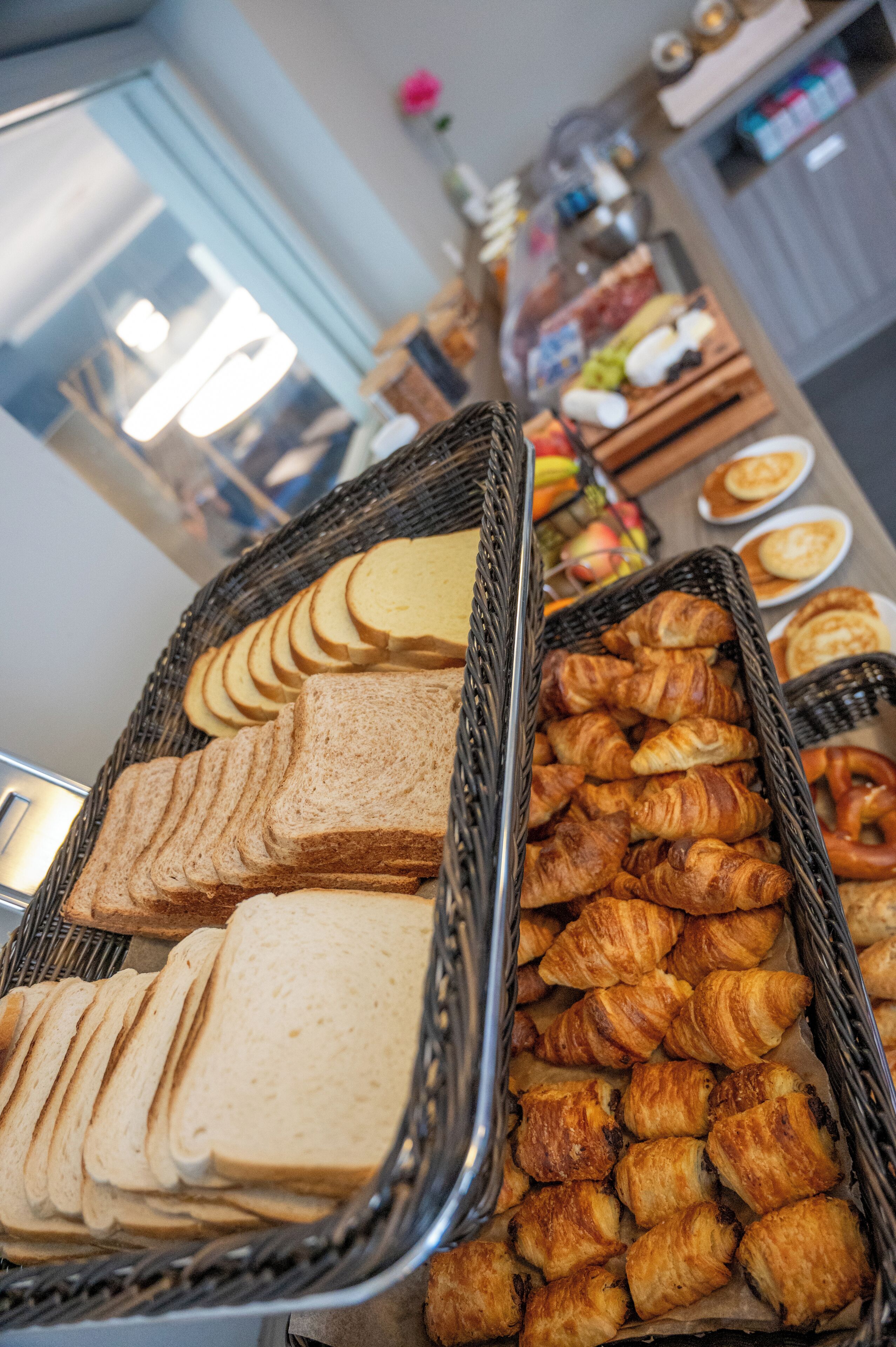 Un buffet proposant du pain et des viennoiseries.