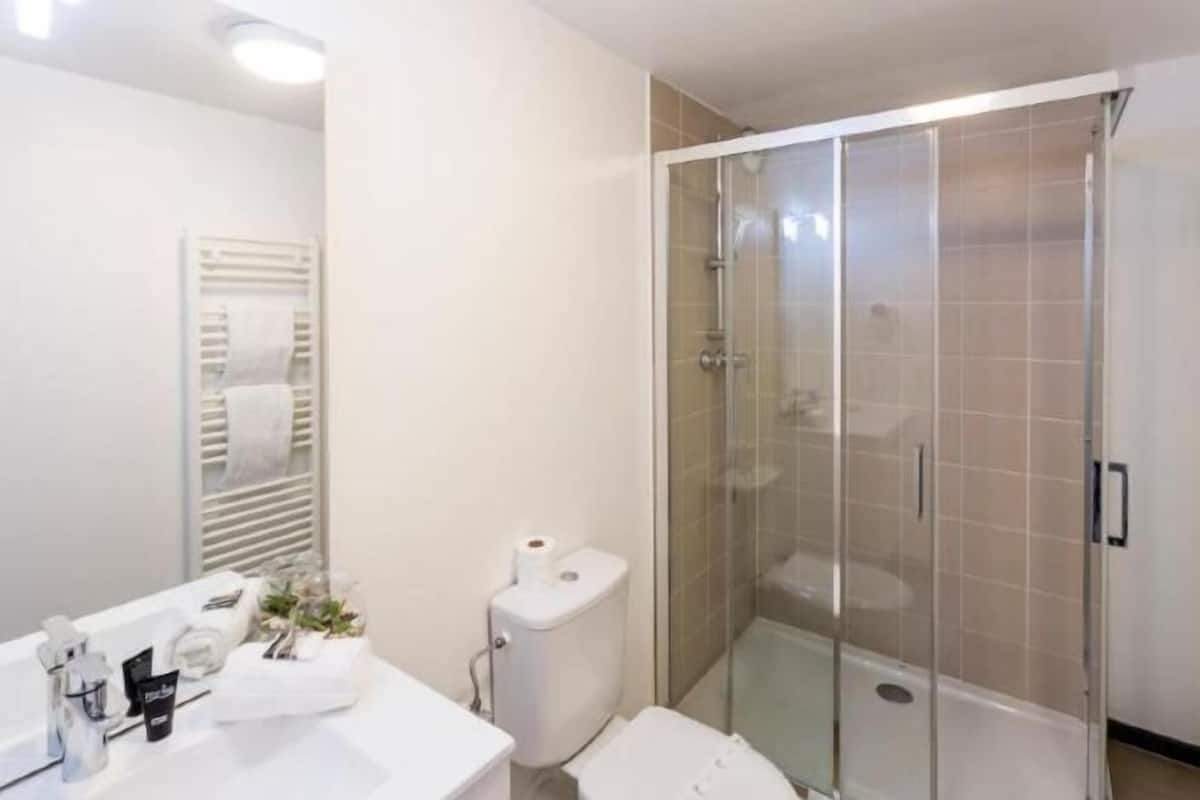 Bathroom | Shower, towels, soap, shampoo