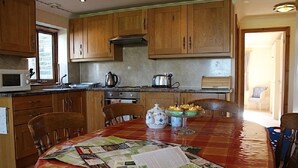 Småhus, 3 soverom | Eget kjøkken | Kaffetrakter/tekoker, kjøleskap, mikrobølgeovn og ovn