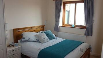 Cottage, 2 Bedrooms | Desk, iron/ironing board, free wired Internet, bed sheets
