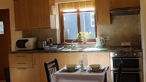 Småhus, 1 soverom | Eget kjøkken | Kaffetrakter/tekoker, kjøleskap, mikrobølgeovn og ovn