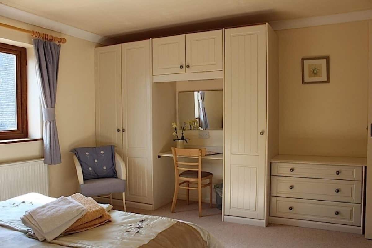 Cottage, 3 Bedrooms (1 Double, 1 Twin, and 1 Triple Bunk) | Desk, iron/ironing board, bed sheets