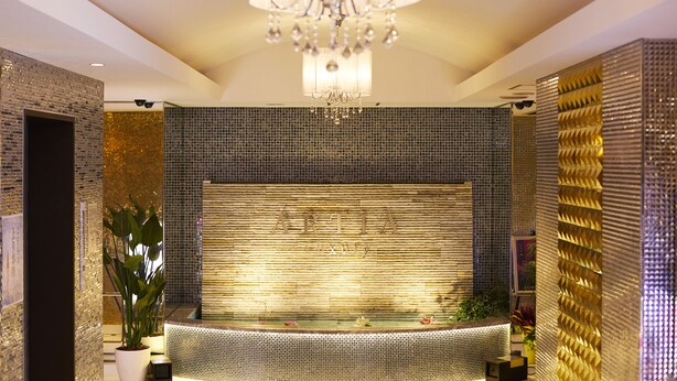 A modern bathroom with a large mirror, a chandelier, and a textured wall. - i RESORT ARTIA Luxury GIFU - Adult only (Gifu)