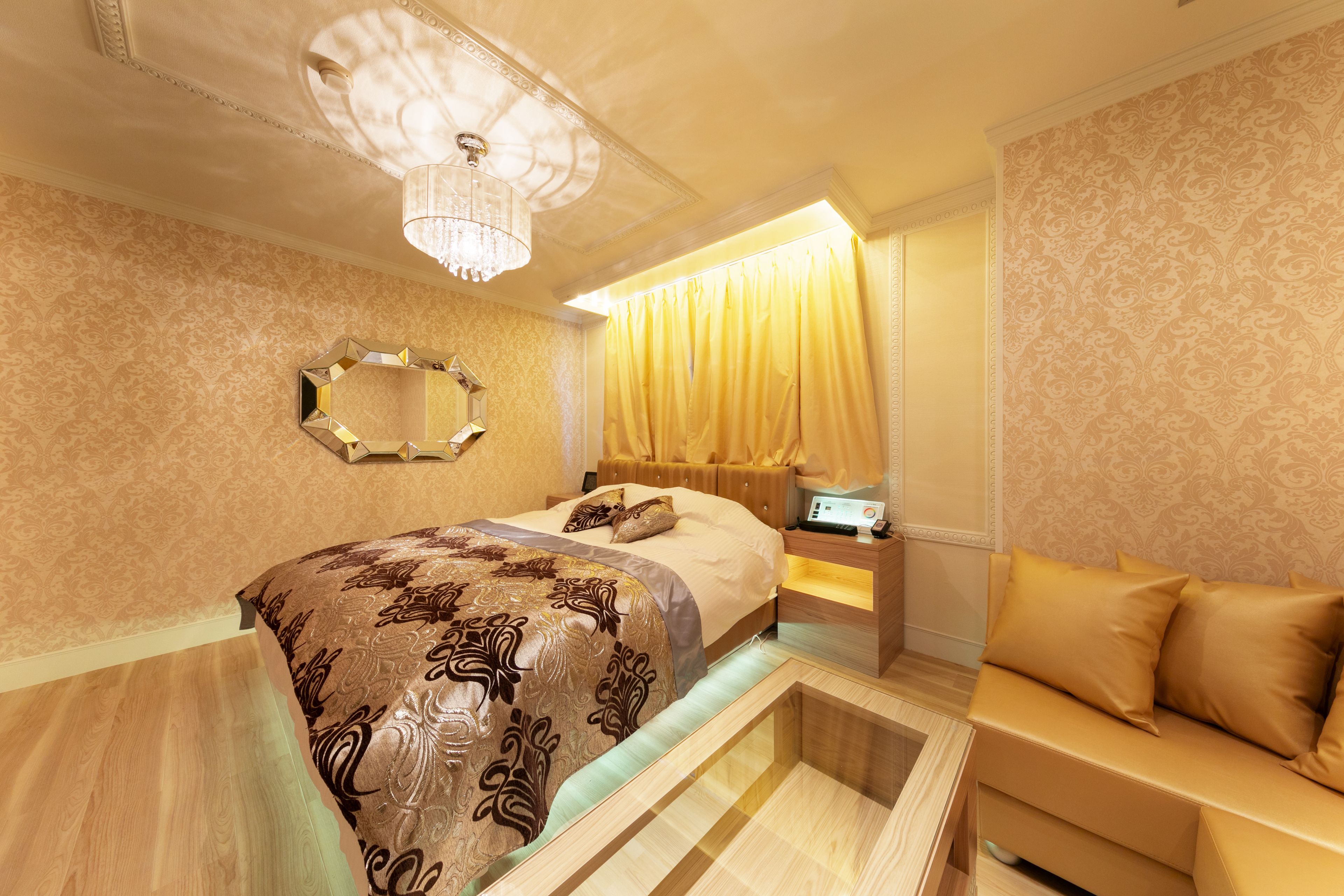 Ein Schlafzimmer mit Bett, Nachttisch und eingebauter Sitzbank.