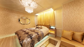 Ein Schlafzimmer mit Bett, Nachttisch und eingebauter Sitzbank.