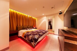 Quarto casal luxo | Frigobar, escrivaninha, Wi-Fi de cortesia