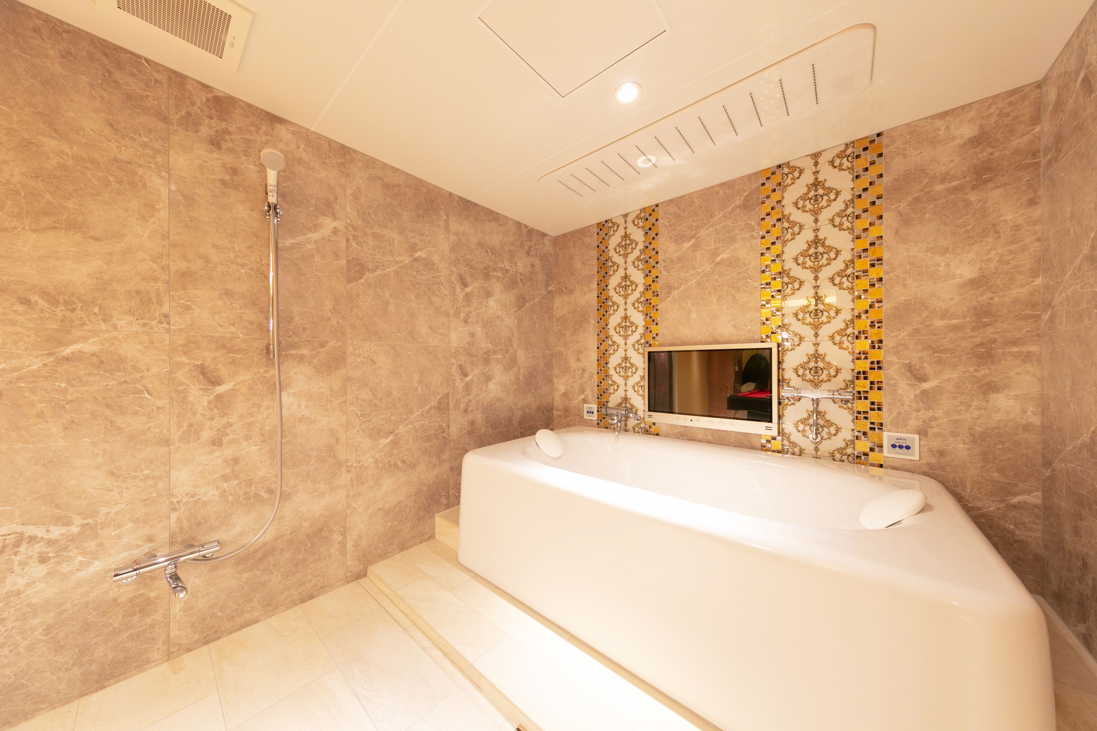Suite | Minibar, desk, free WiFi