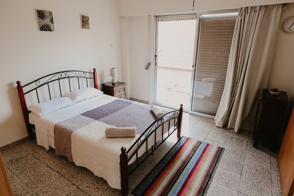 2 bedrooms, desk, soundproofing, iron/ironing board - Lidia Apartment (Larnaca)