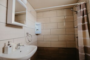 Shower, free toiletries, hair dryer, towels - Lidia Apartment (Larnaca)