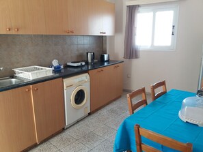 2 bedrooms, desk, soundproofing, iron/ironing board - Lidia Apartment (Larnaca)