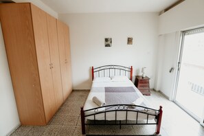 2 bedrooms, desk, soundproofing, iron/ironing board - Lidia Apartment (Larnaca)