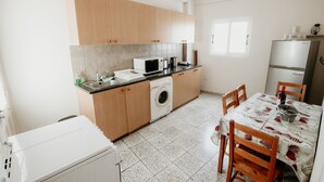 Tủ lạnh, lò nướng, bếp nấu, ấm điện 