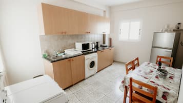 Refrigerador, horno, parrilla de estufa y tetera eléctrica