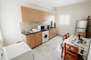 Refrigerador, horno, placa de cocina, tetera/pava eléctrica