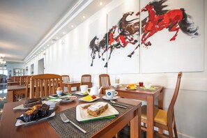Free daily buffet breakfast - Hotel Villa Paradiso Suite  (Moniga del Garda)