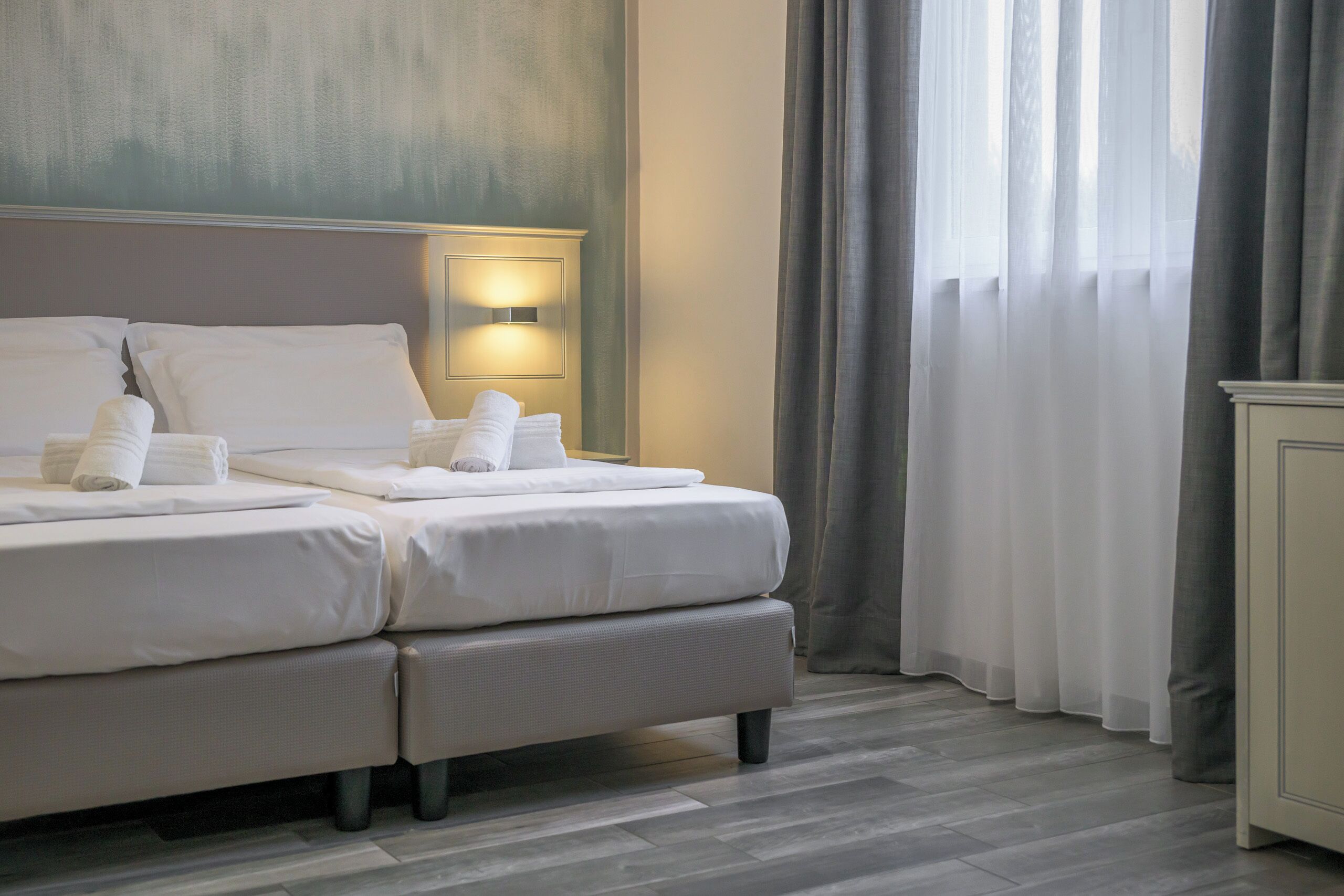 standard room | minibar, in-room safe, free wifi, bed sheets