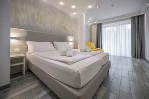 迷你吧、客房内保险箱、免费 WiFi、床单