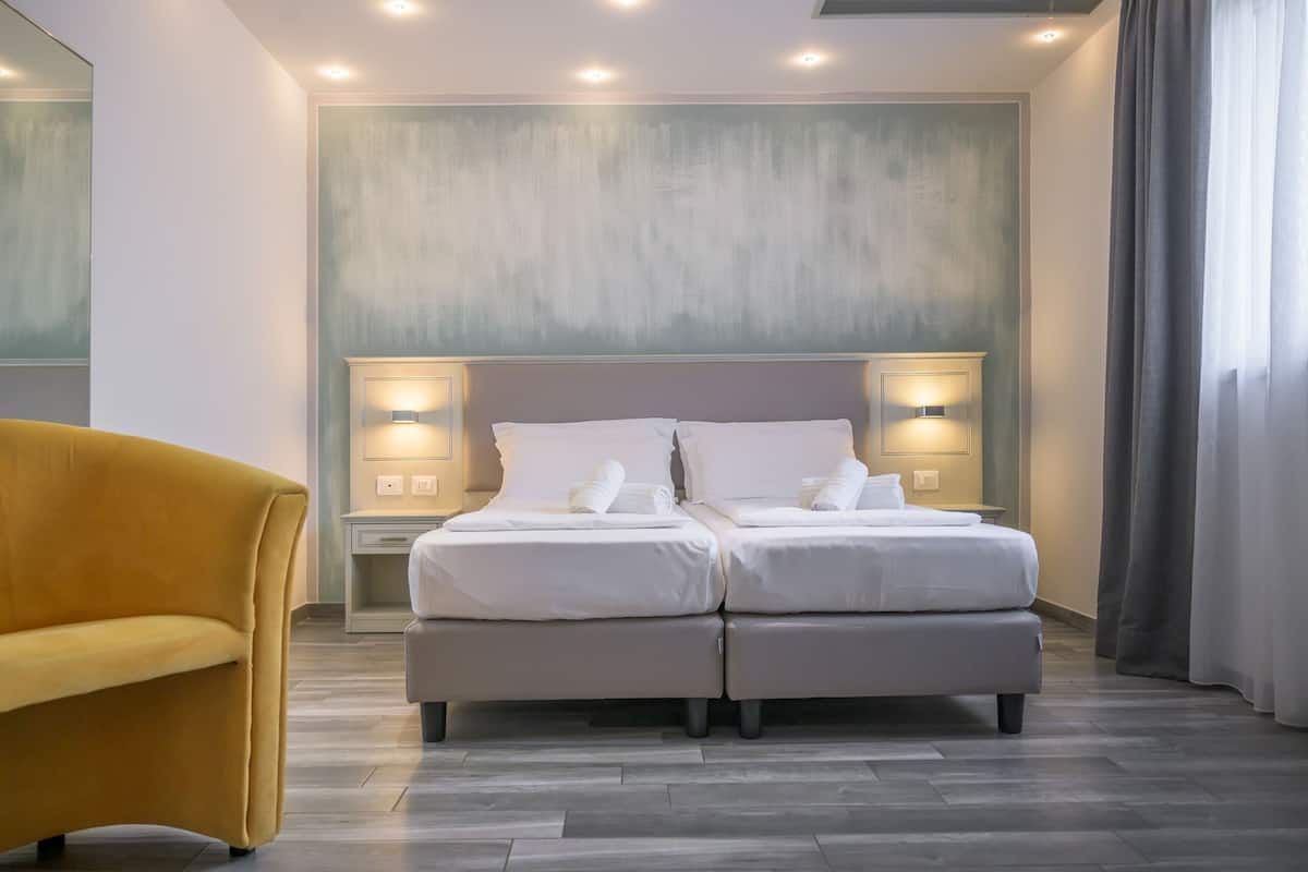 Minibar, caja de seguridad en la habitación, wifi gratis y ropa de cama