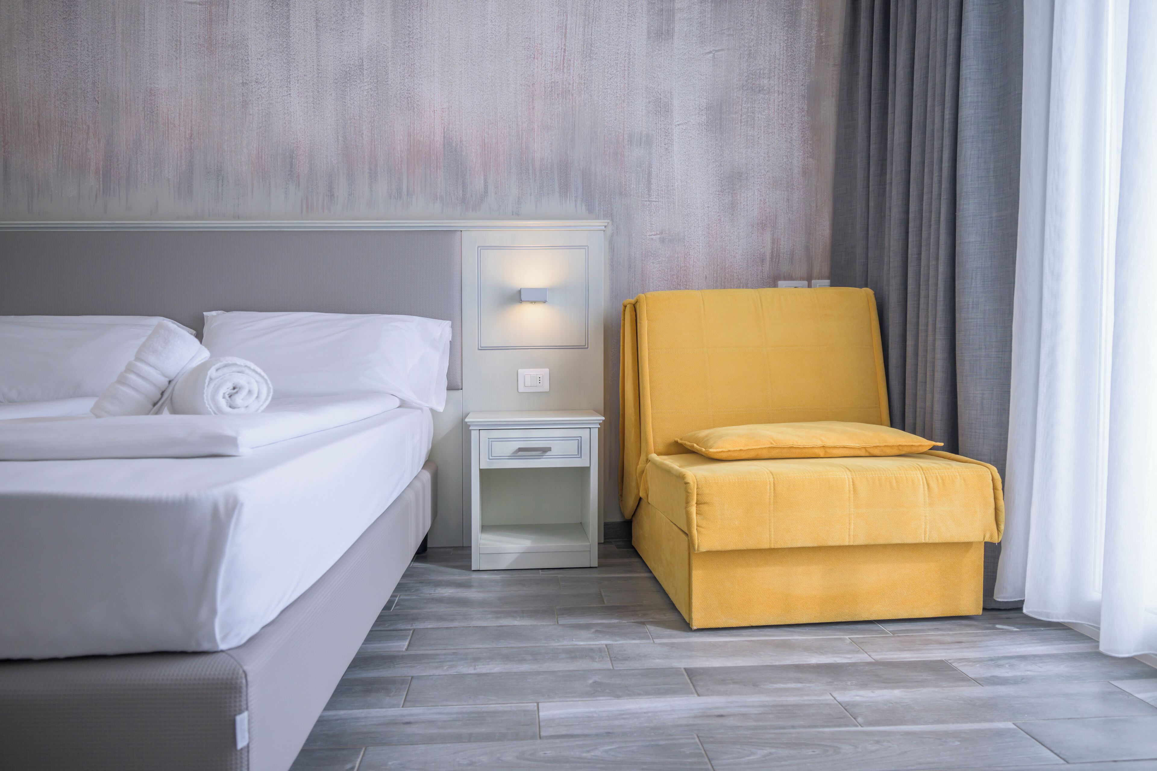 deluxe room, lake view | minibar, in-room safe, free wifi, bed sheets