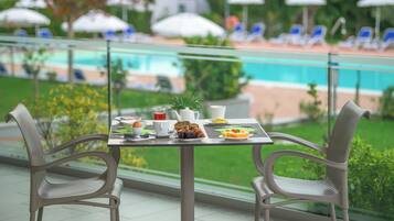 Free daily buffet breakfast
