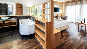 Habitación Deluxe doble | Zona de estar | Una televisión, juguetes, suelo radiante