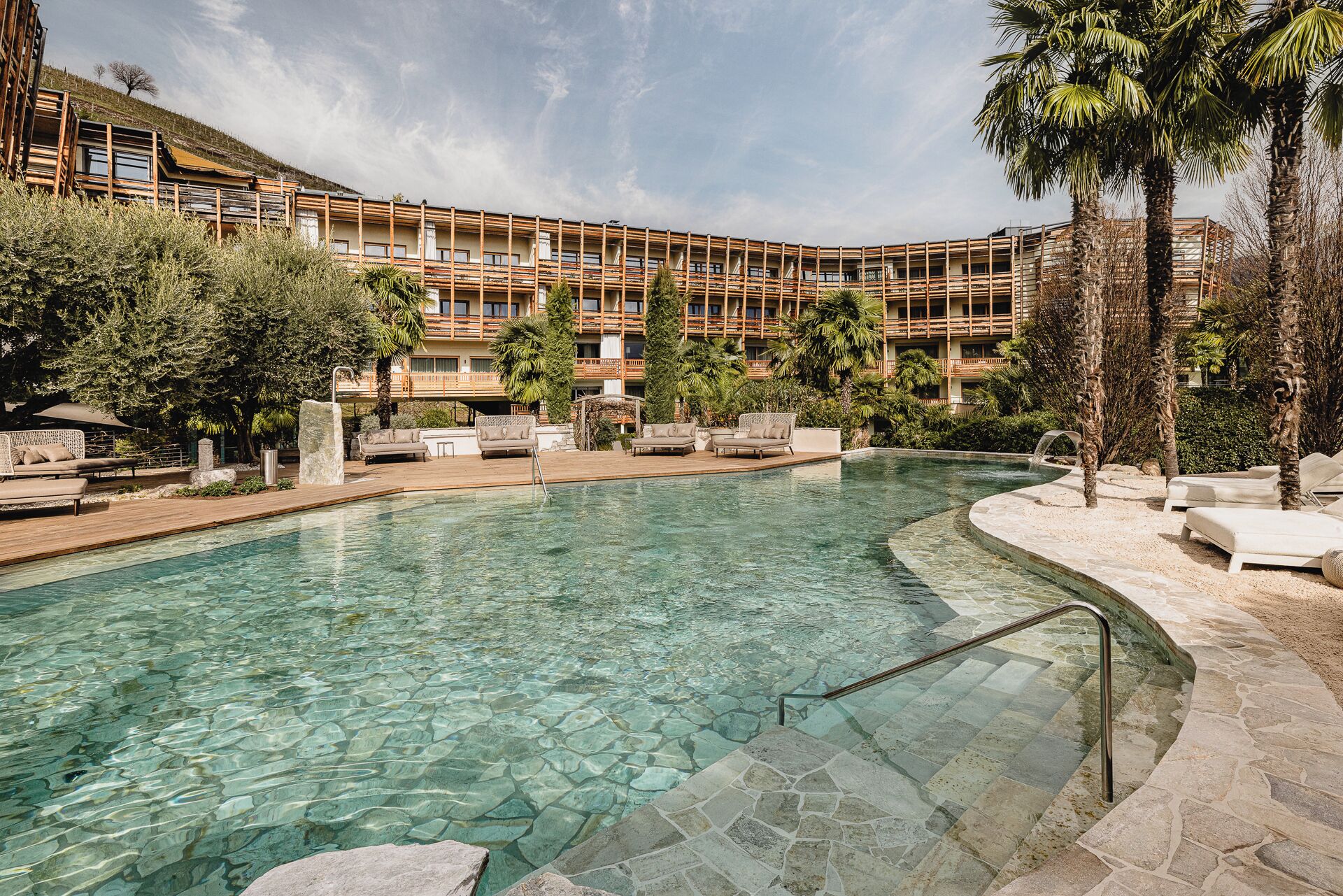 من حمّامات السباحة المغطاة، حمّام سباحة خارجي، مظلات على حمّام السباحة