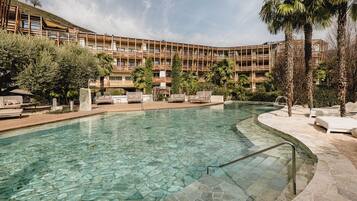 Piscine couverte, piscine extérieure, parasols de plage, chaises longues