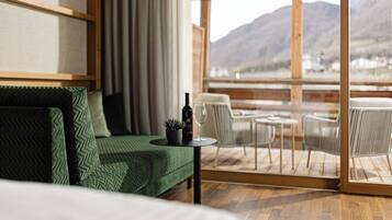 Dobbeltrom – deluxe, tilgjengelighetstilpasset | Oppholdsområde | TV, leker og oppvarmet gulv