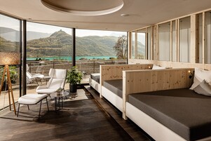 Salas de tratamiento para parejas, un sauna, una bañera de hidromasaje