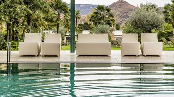 Piscina coperta, piscina all'aperto, ombrelloni da piscina, lettini