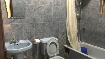 Combined shower/tub, deep soaking tub, towels