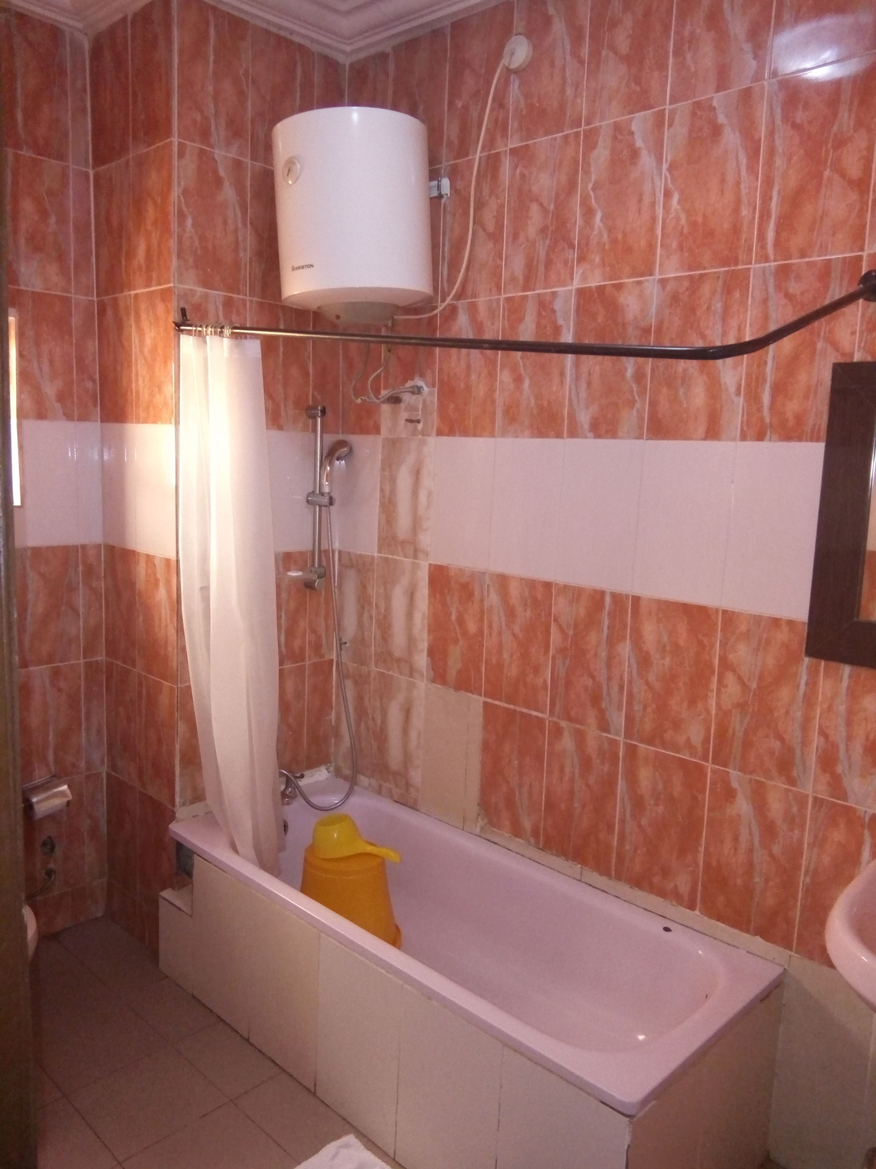 Kylpyhuone, jossa on kylpyamme, suihku ja wc.