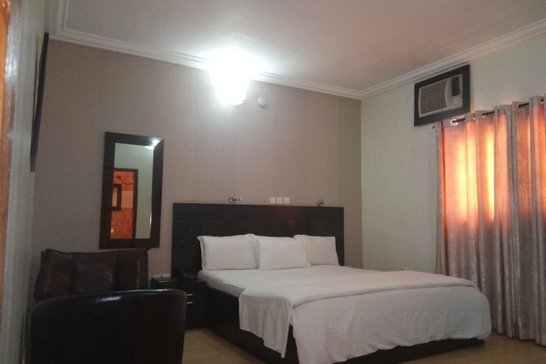 Executive Suite | Egyptian cotton sheets, premium bedding, memory foam beds, desk