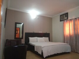 行政套房 | 埃及棉床单、高档床上用品、记忆海绵床垫、办公桌