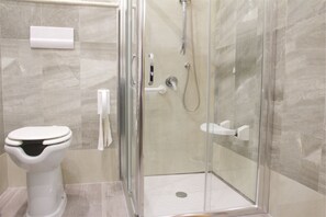 Buồng tắm vòi sen, đồ dùng nhà tắm miễn phí, máy sấy tóc 