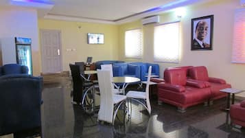 Sarapan Ala Inggris setiap hari (USD 12 per orang)