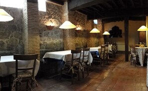 Restaurant - Casa Rural con encanto Los Postigos (Banos de Montemayor)