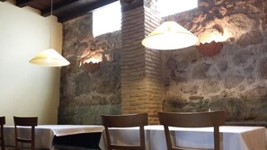 Restaurant - Casa Rural con encanto Los Postigos (Banos de Montemayor)