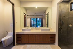 3-Bedroom Villa with Private Pool | Banheiro | Chuveiro, chuveiro com efeito de chuva, produtos de toalete grátis 