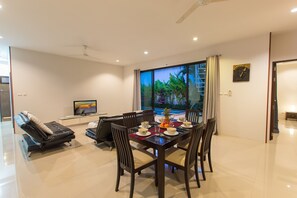 3-Bedroom Villa with Private Pool | Opções para refeição no quarto