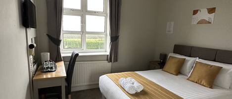 Tweepersoonskamer | Individueel gedecoreerd, individueel gemeubileerd, een bureau