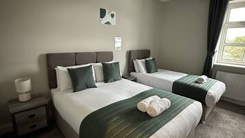 Familjerum | Individuell inredning, unika möbler, skrivbord och mörkläggningsgardiner