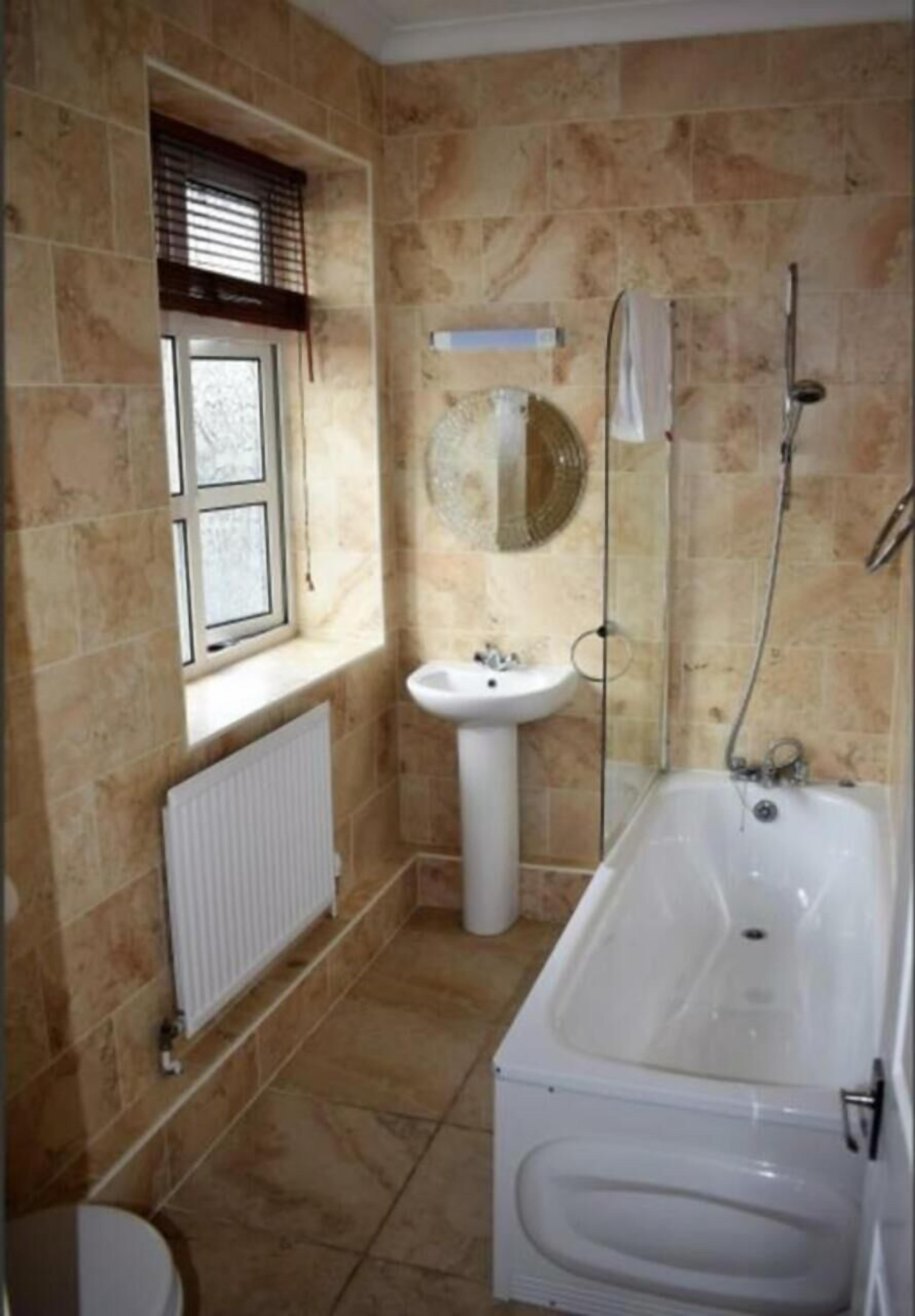 Combined shower/bathtub, free toiletries, hair dryer, towels