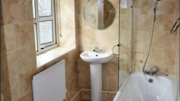 Combined shower/bathtub, free toiletries, hair dryer, towels