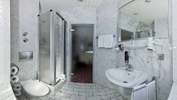 Dusche, kostenlose Toilettenartikel, Haartrockner, Handtücher